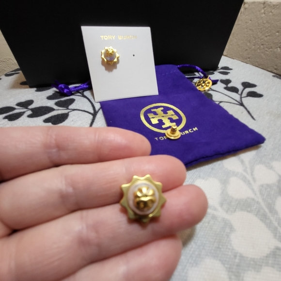 *** SOLD *** Tory Burch Sunflowers Pearl & Gold Logo Stud Earrings - Picture 11 of 11